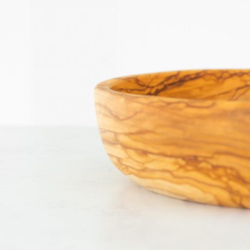 Ensaladera artesanal de madera de olivo natural, medida 9 x 27 cm. Producto sostenible, duradero y ecológico, ideal para una cocina saludable y con estilo. Lávese a mano para conservar su belleza. [5]
