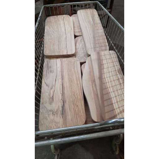 Tabla de Cortar de Madera de Olivo Grande – Rectangular Desigual, Pieza Única y Sin Plantillas [7]