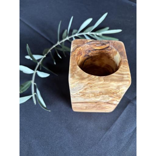 Bote para cubiertos pequeño de una pieza en madera olivo artesanal autenticidad y elegancia para la cocina [2]