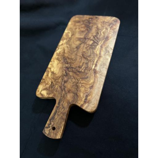 Tabla de Madera de Olivo Artesanal con Mango Grande – Antibacteriana, Ideal para Cortar Carnes, Verduras y Quesos, Hecha en España [1]
