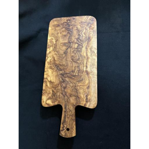 Tabla de Madera de Olivo Artesanal con Mango Grande – Antibacteriana, Ideal para Cortar Carnes, Verduras y Quesos, Hecha en España [2]