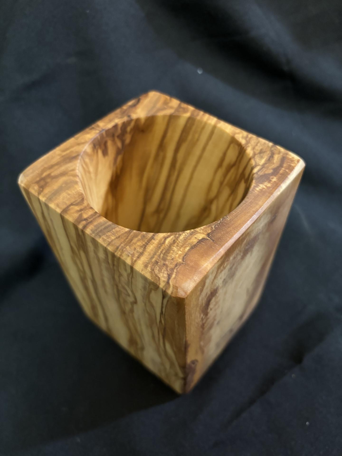 Bote para cubiertos de una pieza en madera olivo artesanal autenticidad y elegancia para la cocina