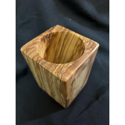 Bote para cubiertos de una pieza en madera olivo artesanal autenticidad y elegancia para la cocina