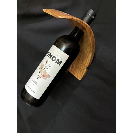  Soporte vino curvado en madera olivo artesanal autenticidad y elegancia
