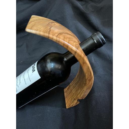  Soporte vino curvado en madera olivo artesanal autenticidad y elegancia [1]