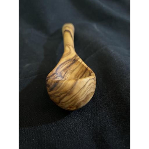 Cazo aceitunas pequeño de una pieza en madera olivo artesanal hecho a mano sostenible y duradero