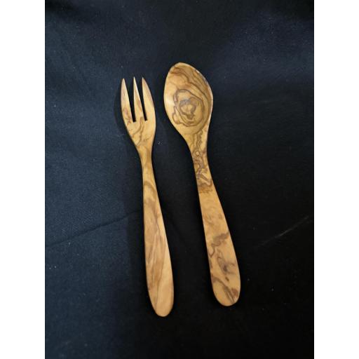 Juego comer unico en madera olivo artesanal hecho a mano sostenible y duradero