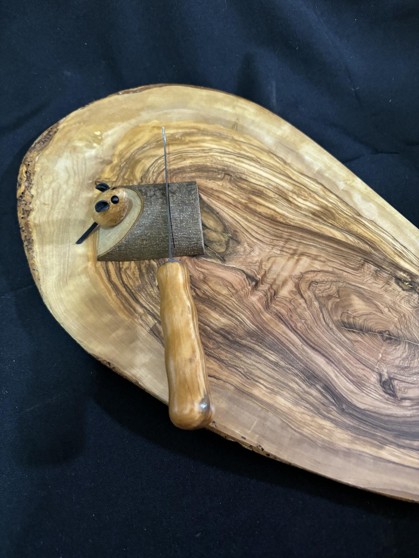 Tabla cortar/presentar con cuchillo en madera olivo artesanal autenticidad y elegancia para la mesa