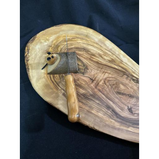 Tabla cortar/presentar con cuchillo en madera olivo artesanal autenticidad y elegancia para la mesa