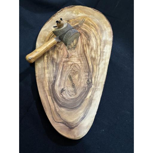 Tabla cortar/presentar con cuchillo en madera olivo artesanal autenticidad y elegancia para la mesa [1]