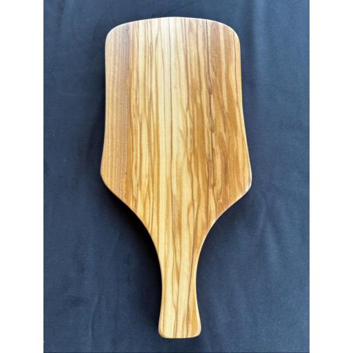 Tabla Mediana de Madera de Olivo con Mango – Artesanal, Hecha a Mano y Elegante | Maderaolivo.com