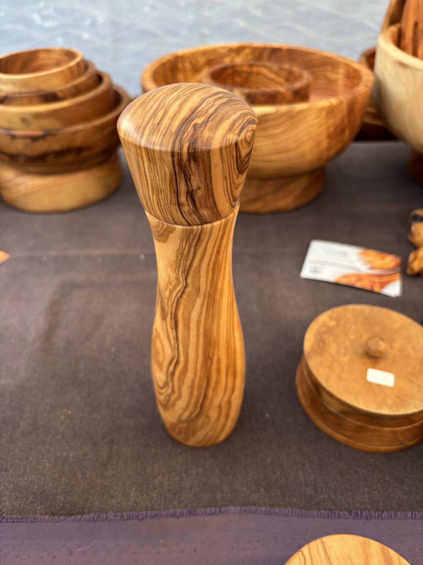 Molinillo Pimentero liso grande en madera olivo artesanal autenticidad y elegancia para la cocina