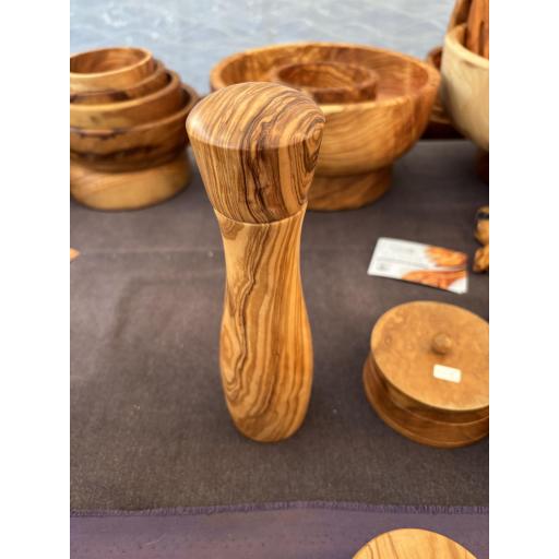 Molinillo Pimentero cuadrado grande en madera olivo artesanal autenticidad y elegancia para la cocina
