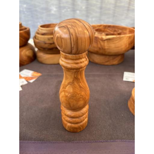 Molinillo Pimentero redondo grande en madera olivo artesanal autenticidad y elegancia para la cocina