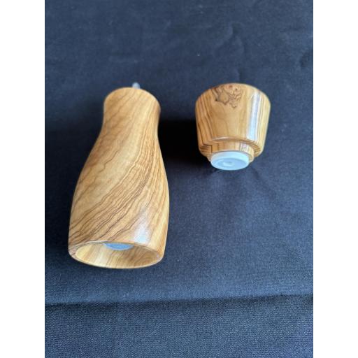 Molinillo de Madera de Olivo Mediano Liso 22 cm para Sal y Pimienta – Artesanal, Pieza Única Hecha a Mano en España [1]