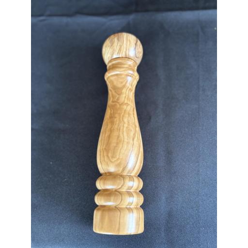 Molinillo de Madera de Olivo Grande Torneado 28 cm para Sal y Pimienta – Artesanal, Pieza Única Hecha a Mano en España