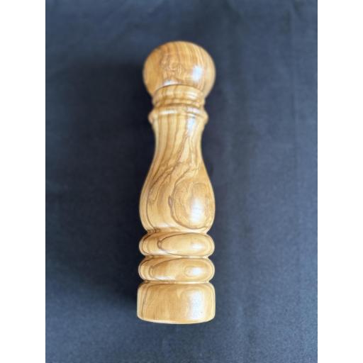 Molinillo de Madera de Olivo Mediano Torneado 21,5 cm para Sal y Pimienta – Artesanal, Pieza Única Hecha a Mano en España