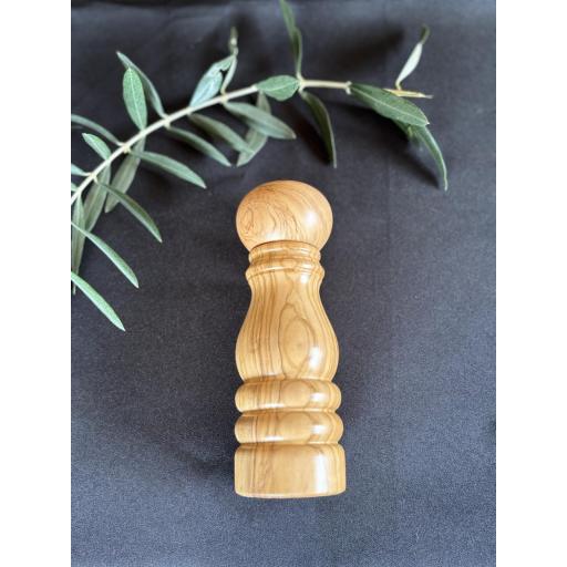 Molinillo de Madera de Olivo Pequeño Torneado 17,5 cm para Sal y Pimienta – Artesanal, Pieza Única Hecha a Mano en España
