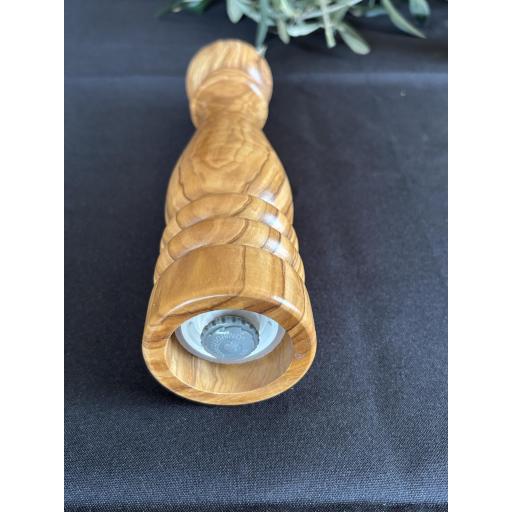 Pimentero Torneado de Madera de olivo – Molinillo de Sal y Pimienta 27 cm Artesanal | Maderaolivo.com [1]