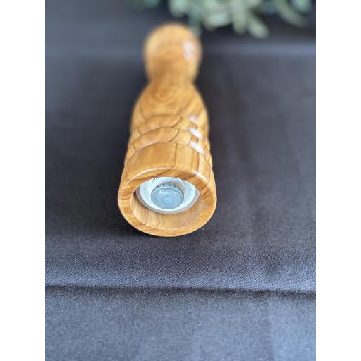Pimentero Torneado de Madera de Olivo 21 cm – Molinillo Artesanal de Sal y Pimienta, Duradero y Elegante | Maderaolivo.com [1]