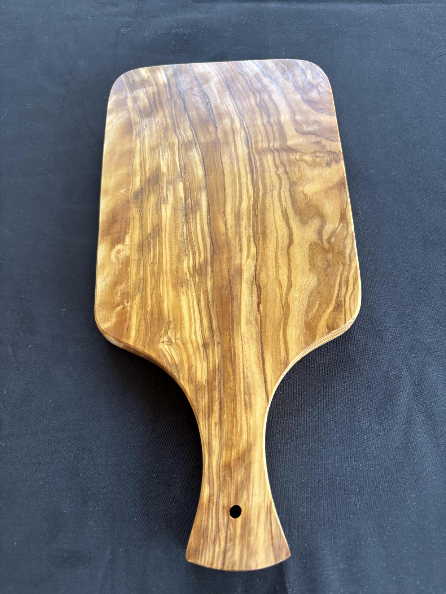 Tabla Mediana de Madera de Olivo con Mango – Artesanal, Hecha a Mano y Elegante | Maderaolivo.com