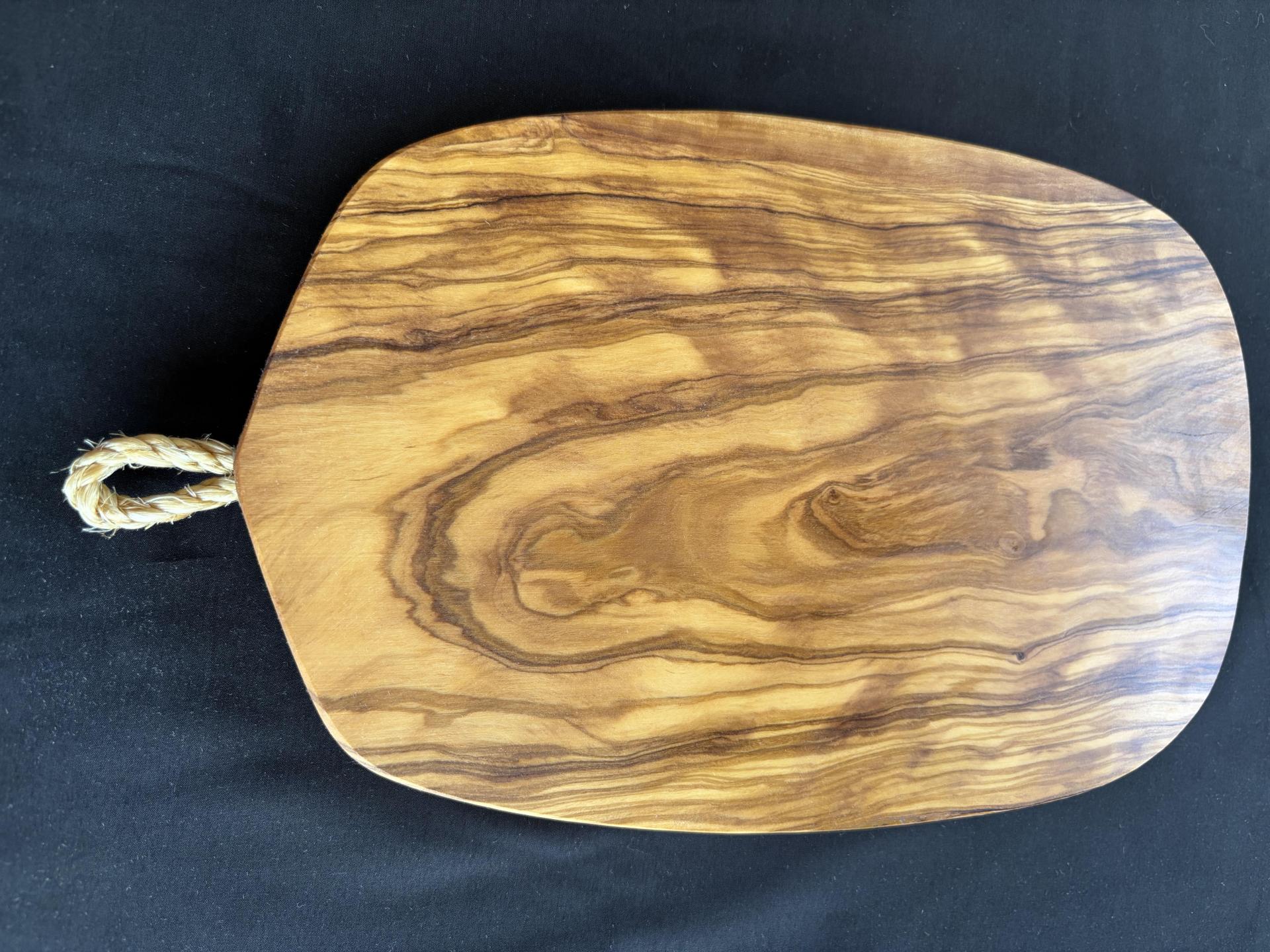 Tabla Desigual Artesanal de Madera de Olivo – Con Cuerda para Colgar, Hecha a Mano | Maderaolivo.com
