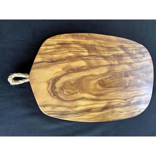 Tabla Desigual Artesanal de Madera de Olivo – Con Cuerda para Colgar, Hecha a Mano | Maderaolivo.com