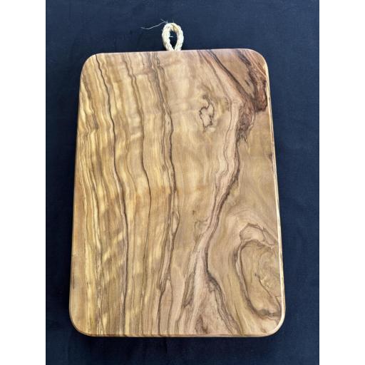 Tabla Rectangular Artesanal de Madera de Olivo – Con Cuerda para Colgar, Hecha a Mano | Maderaolivo.com