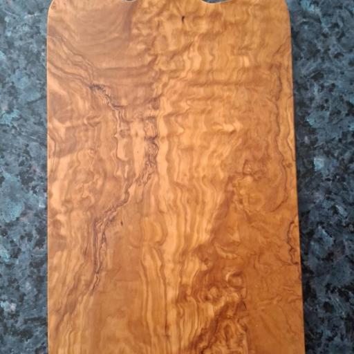 Imagen 20825086 de valoración de Tabla de Cortar Grande de Madera de Olivo con Mango, Artesanal y Pieza Única para Cocina y Presentación de Alimentos, 43 x 19 x 2 cm