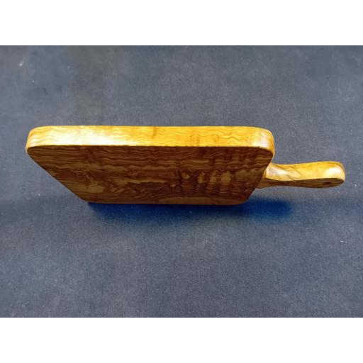 Tabla con mango en madera olivo artesanal autenticidad y duradera para la cocina [2]