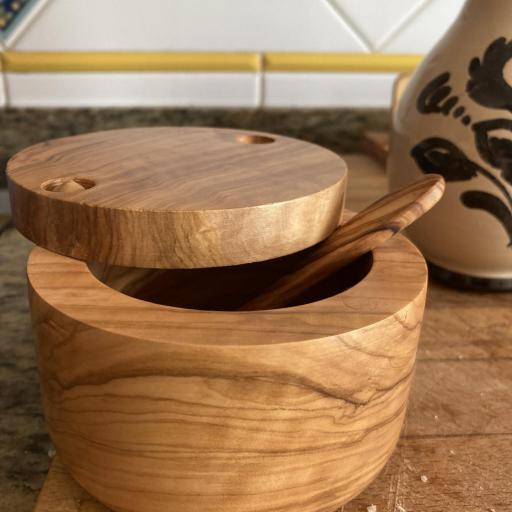 Imagen 20400219 de valoración de Salero Redondo en madera olivo artesanal hecho a mano, sostenible y decorativo en la cocina