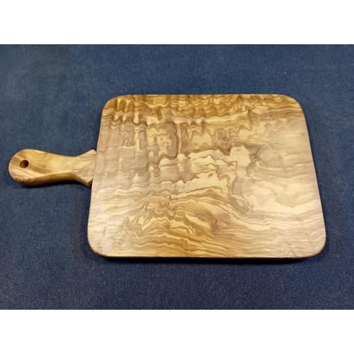 Tabla con mango en madera olivo artesanal autenticidad y duradera para la cocina [4]