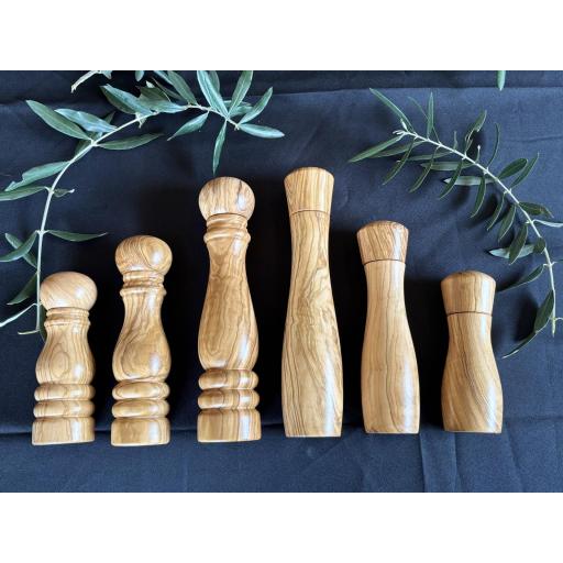 Pimentero Torneado de Madera de Olivo 21 cm – Molinillo Artesanal de Sal y Pimienta, Duradero y Elegante | Maderaolivo.com [3]