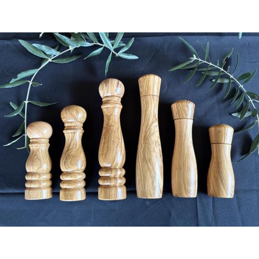 Pimentero Torneado de Madera de Olivo 21 cm – Molinillo Artesanal de Sal y Pimienta, Duradero y Elegante | Maderaolivo.com [4]