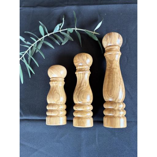 Pimentero Torneado de Madera de Olivo 21 cm – Molinillo Artesanal de Sal y Pimienta, Duradero y Elegante | Maderaolivo.com [2]