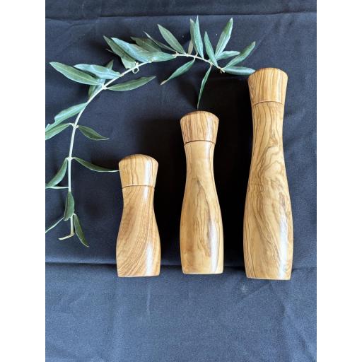 Pimentero Liso de Madera de Olivo 28 cm – Molinillo Artesanal Profesional, Hecho a Mano, Duradero y Elegante | Maderaolivo.com [1]