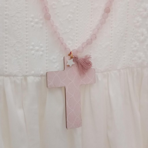 Cruz de comunión rosa empolvado. Bolas en piedra natural y cruz de madera  pintada. 