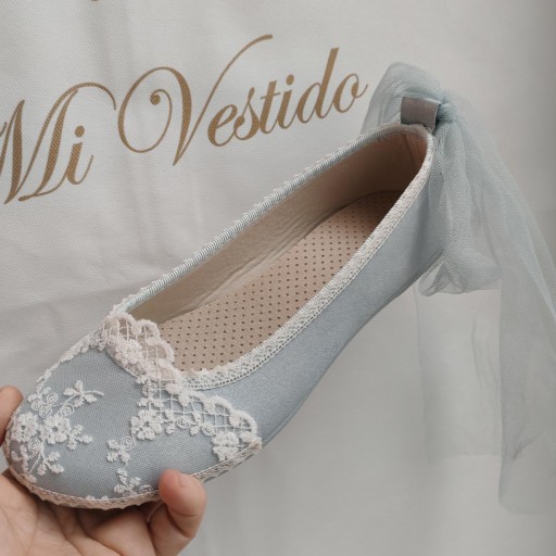 Bailarinas  verde salvia decoradas con encaje blanco para comunión. Se puede hacer en otros colores de zapato. Lea la descripción del articulo. [2]