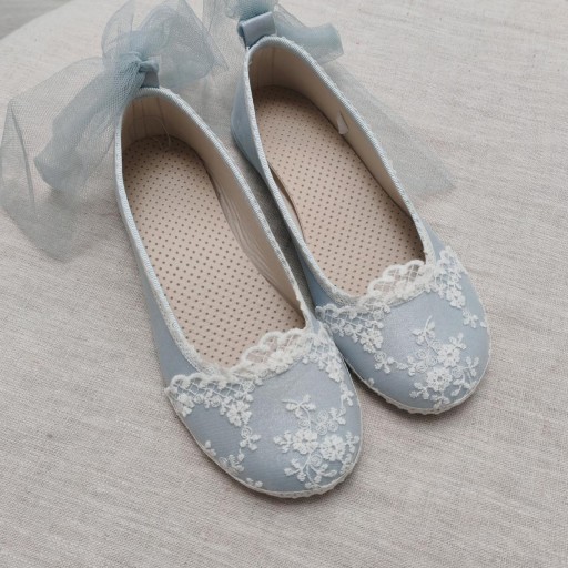 Bailarinas  verde salvia decoradas con encaje blanco para comunión. Se puede hacer en otros colores de zapato. Lea la descripción del articulo. [1]