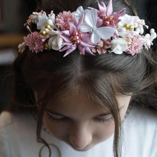 Tocado S6rosa. Mide 28 de largo por 6 de alto en el centro de la pieza