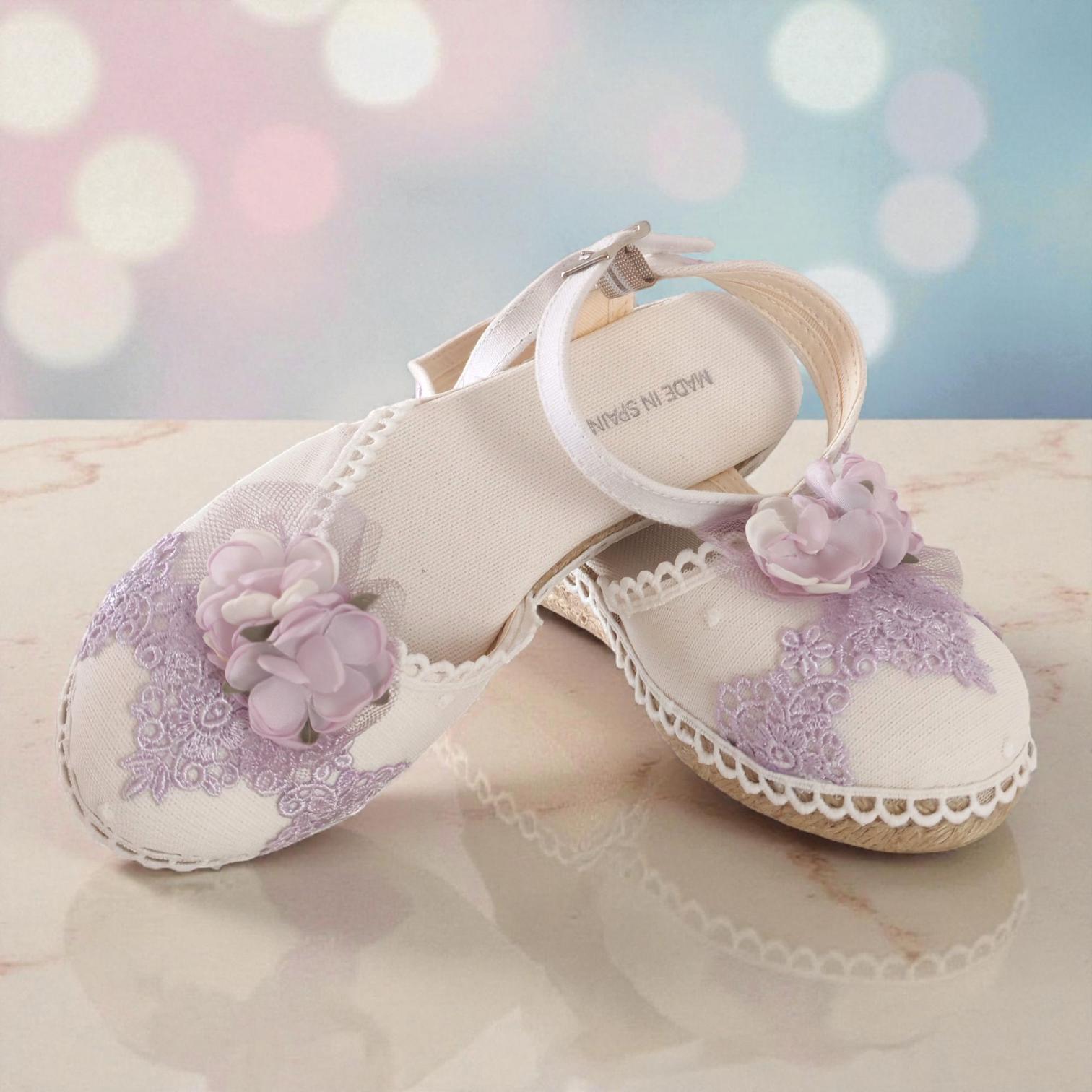 Zapatilla de comunión decorada color malva. Bajo pedido. Entrega entre 5 y 10 días laborables