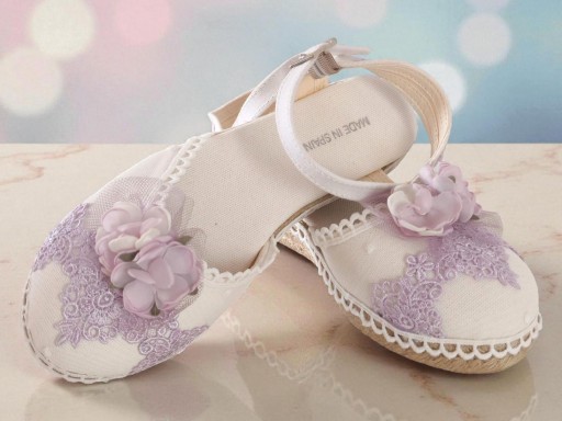 Zapatilla de comunión decorada color malva. Bajo pedido. Entrega entre 5 y 10 días laborables