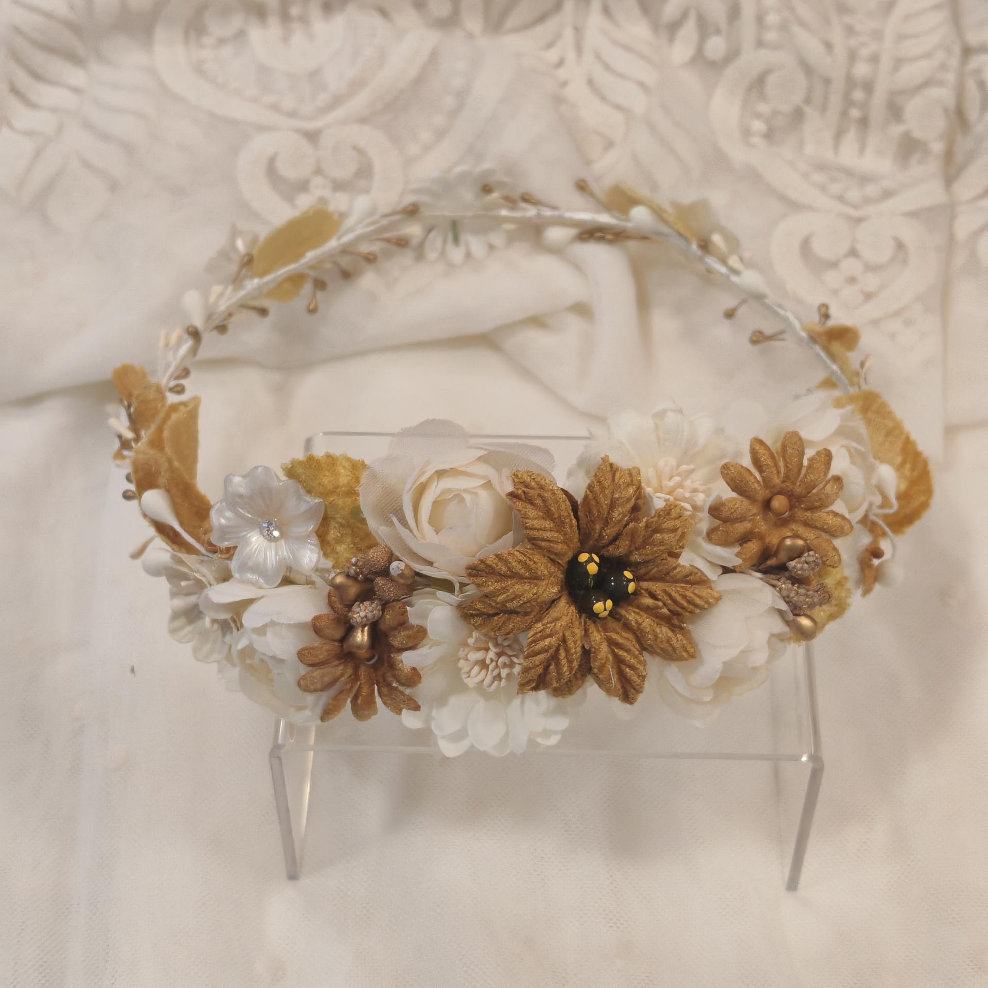 Corona comunión mostaza y blanco