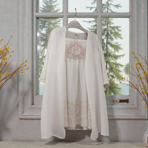 Conjunto camisón con bata de niña.  Se puede variar a otros colores. Ponte en contacto por el wasap de la web.  [3]