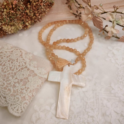 Cruz de comunión niña color melocoton con cruz de nacar. 