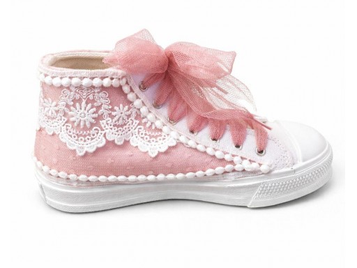 Bota tipo Conver rosa   para comunión niña con cordones de tul. Leer la descripción del producto. Se personaliza el color. Manda un wasap 