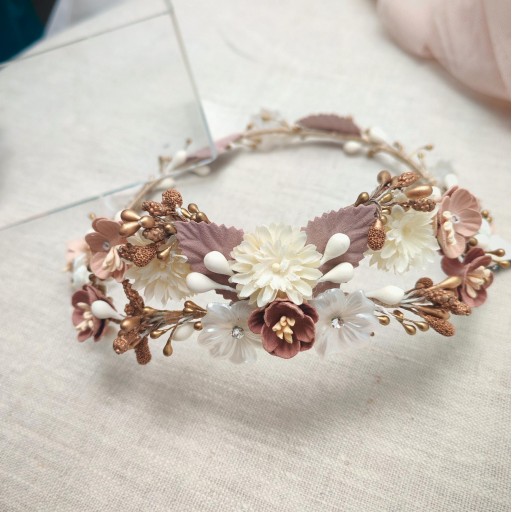 Corona color topo y maquillaje 