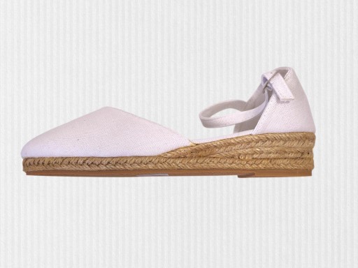 Zapatillas de esparto blancas. Cuña en tacón de 3 cm.  
