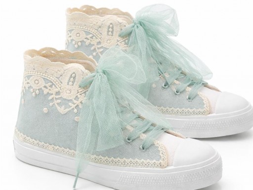 Bota tipo Conver decorada verde agua  para comunión con cordones de tul. Leer la descripción del producto. Se personaliza el color. Manda un wasap 