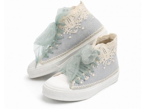 Zapatilla deportiva decorada comunión cordones de tul. Personaliza el color por wasap. [1]
